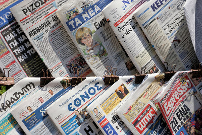 photo d’un étallage de journaux papier