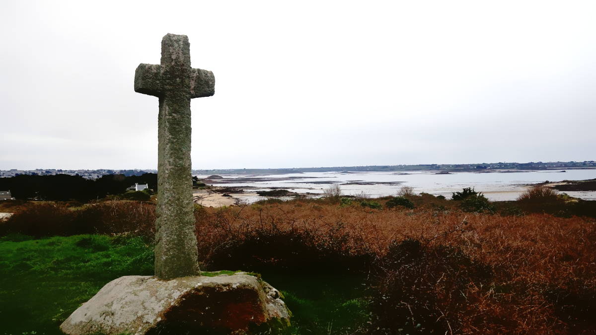 Photo d’une croix en granit.