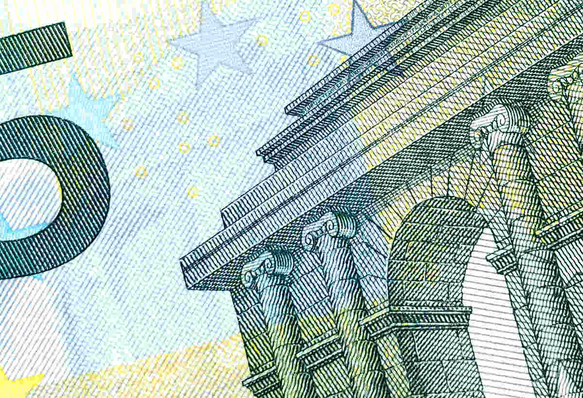 Gros plan sur un billet de 5 euros.