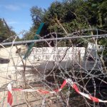 La barricade de l'entrée du bois